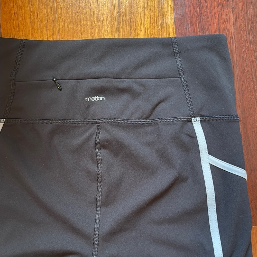 Motion | Charcoal Leggings with Light Grey Stripe Detail | Size Medium - Picture 4 of 5